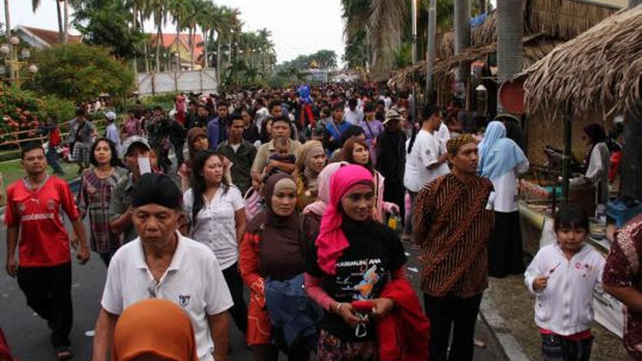 Hiruk pikuk pengunjung di Festival Malang Kembali 2012