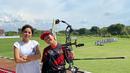 Sebagai single parent, Nikita Mirzani, telah mencetak seorang putri berprestasi. Niki saat menemani Laura Meizani Mawardi bertanding panahan di Tournament Archery Champions 2021. (Foto: Instagram/@nikitamirzanimawardi_172)