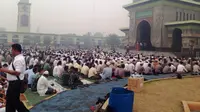 Ribuan masyarakat Kota Pekanbaru melaksanakan salat istisqaq di Masjid Annur, Jalan Hang Tuah, Senin 7 September 2015. (Liputan6.com/M Syukur)