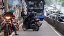 Sejumlah pengendara sepeda motor masuk jalur Transjakarta untuk menghindari tilang polisi di Alteri Pondok Indah, Jakarta, Rabu (10/1/2024). (Liputan6.com/Angga Yuniar)