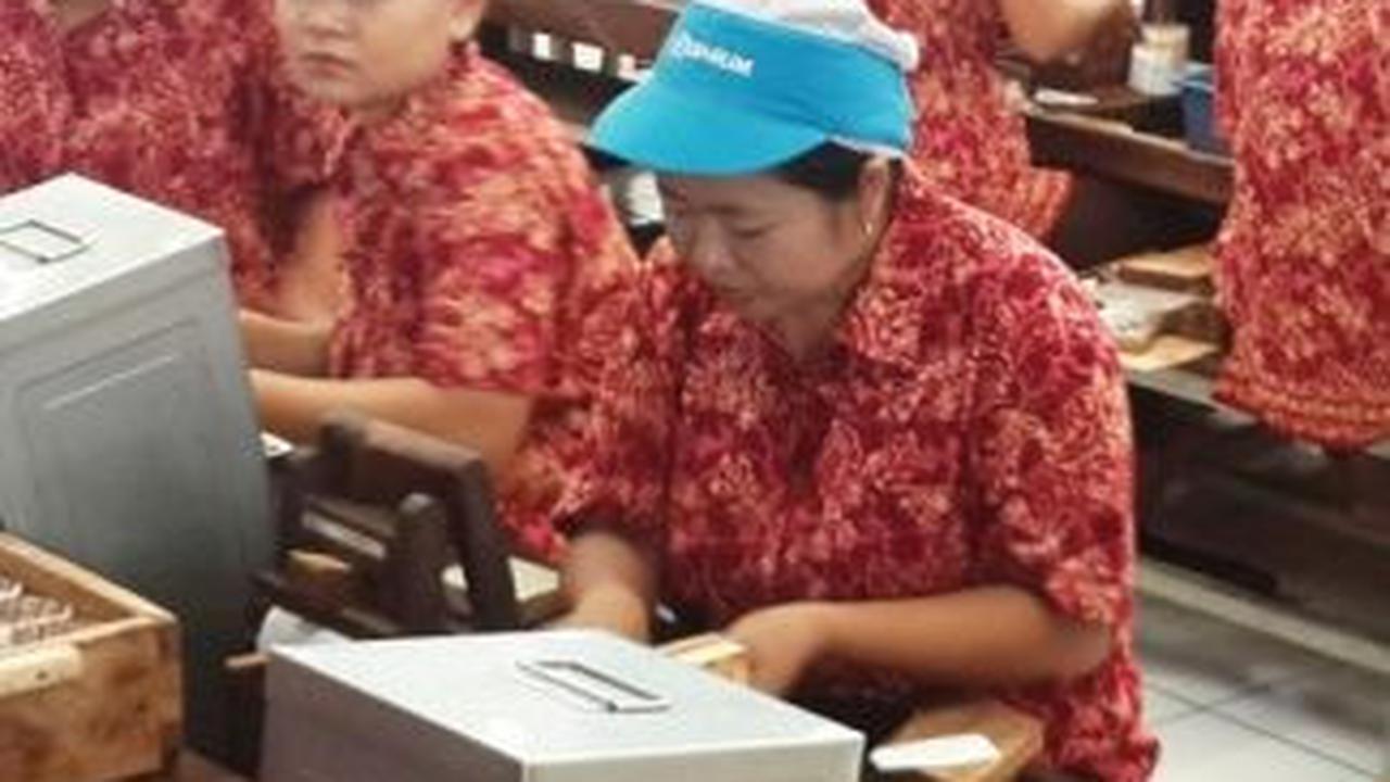 Kemudian diikuti dengan rilisnya Djarum Super pada 1981. Sampai akhirnya perusahaan ini berhasil memiliki lebih dari 75 ribu karyawan.
