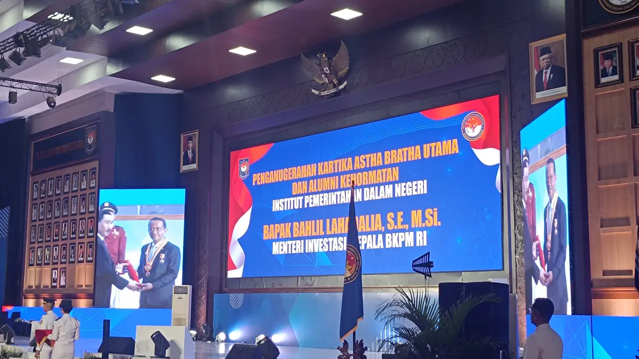 Menteri Investasi/Kepala Badan Koordinasi Penanaman Modal (BKPM) Bahlil Lahadalia meraih penghargaan Bintang Kartika Astha Brata Utama dan gelar alumni kehormatan dari Institut Pemerintahan Dalam Negeri (IPDN).