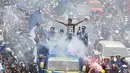 Para pendukung Persib Bandung yang dikenal dengan sebutan bobotoh melakukan pawai di Kota Bandung, Sabtu (1/6/2024) untuk menyambut kedatangan skuad Persib Bandung usai menjadi juara Championship Series BRI Liga 1 2023/2024. (Bola.com/M Iqbal Ichsan)