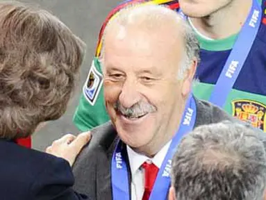 Pelatih Spanyol Vicente Del Bosque (kanan) mendapat selamat dari Ratu Sofia di saat upacara pemberian trofi PD 2010 di Soccer City, Johannesburg, 11 Juli 2010. Spanyol juara. AFP PHOTO / STEPHANE DE SAKUTIN 