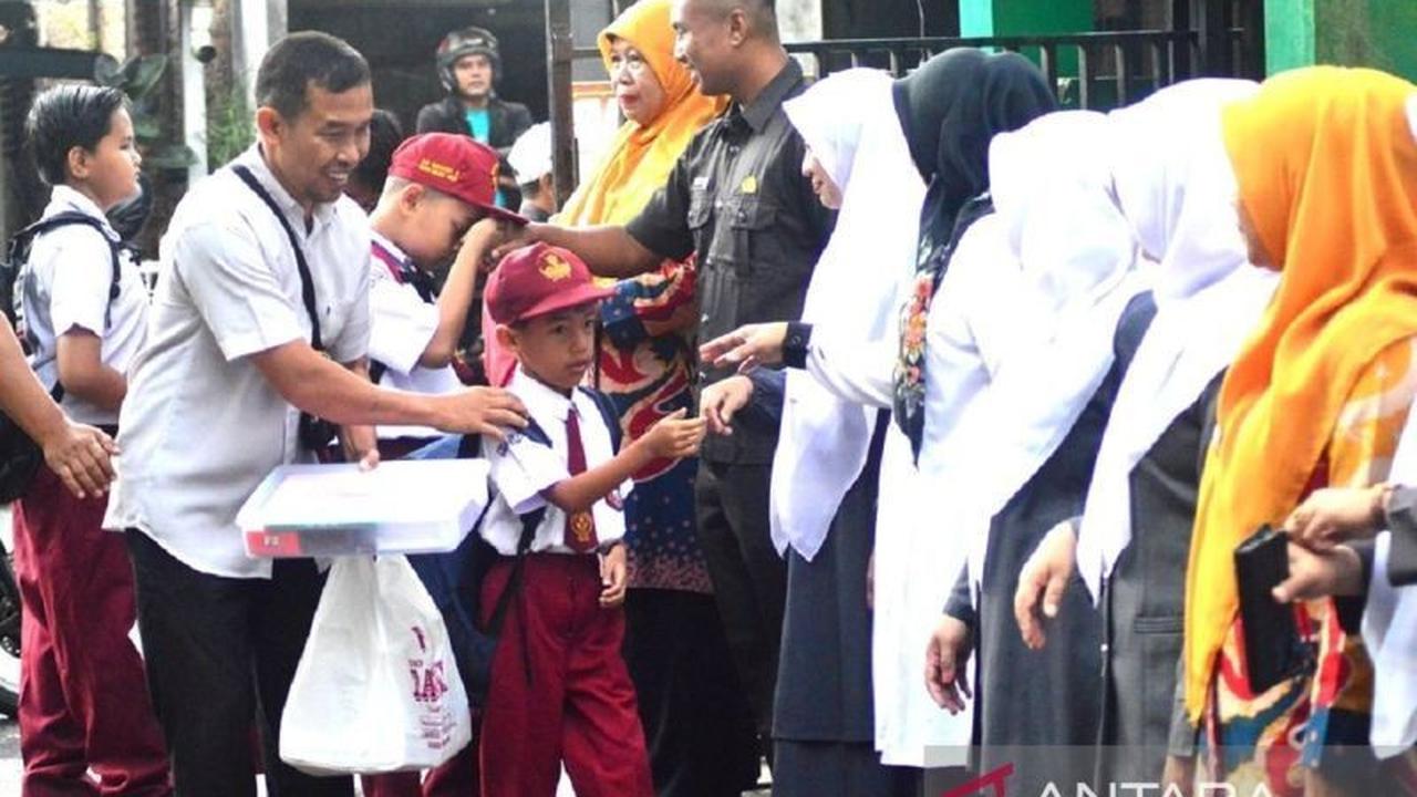 Bersedekah Telinga: Mengenal Lebih Dekat Peran Guru Wali, Orang Tua Kedua Siswa Menuju Indonesia Emas 2045