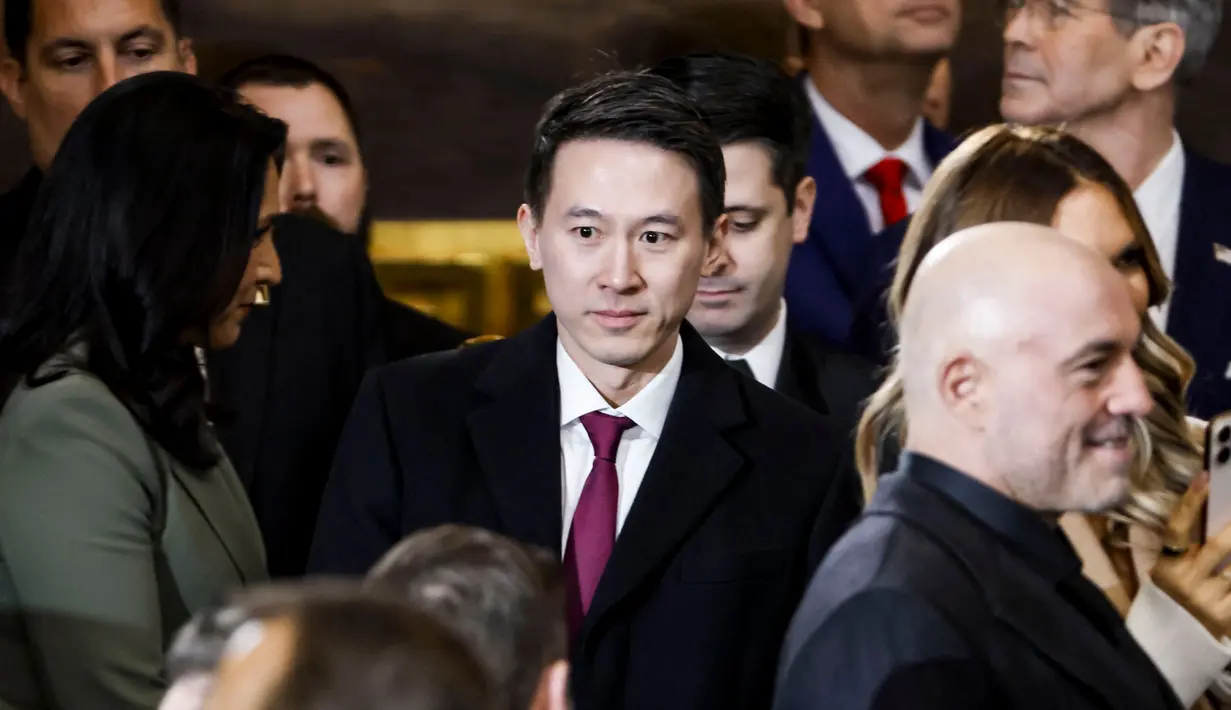 CEO TikTok, Shou Zi Chew (tengah) tiba untuk menghadiri pelantikan Donald Trump sebagai Presiden ke-47 Amerika Serikat, Donald Trump, di US Capitol Rotunda, Washington DC, pada 20 Januari 2025. (Shawn THEW/POOL/AFP)