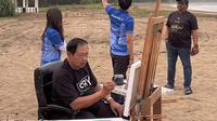 Momen SBY Kunjungi Pantai Pancer di Jawa Timur, Kulineran hingga Melukis Ditemani Edhie Baskoro dan Aliya Rajasa. (Dok: TikTok @edhie_baskoro)