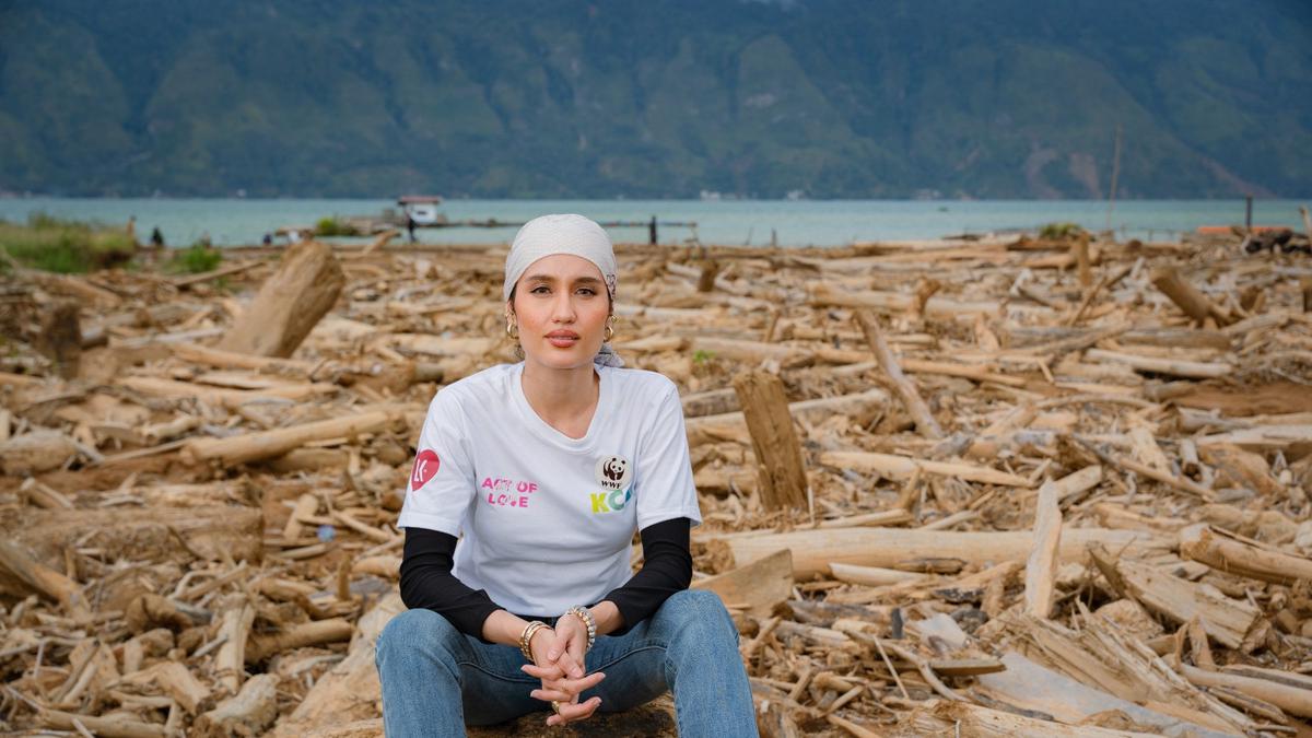 Potret Cinta Laura Kunjungi Aceh Bawa Bantuan: Mereka Memang Merduka, Tapi Memilih Bangkit