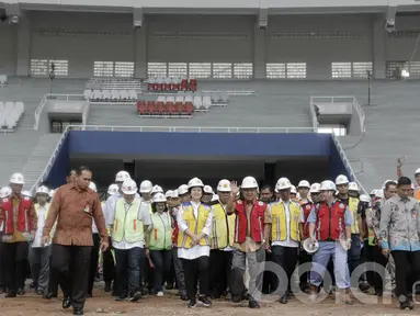 Wakil Presiden, Jusuf Kalla, meninjau renovasi Stadion Utama Gelora Bung Karno di Senayan, Jakarta, Minggu (26/3/2017). Proses renovasi venue ini untuk persiapan Jelang Asian Games 2018. (Bola.com/M Iqbal Ichsan)