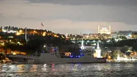 Salah satu dari tiga kapal Rusia, kapal pendarat besar kelas Ivan Gren "Pyotr Morgunov" berlayar melalui Selat Bosphorus dalam perjalanan ke Laut Hitam melewati kota Istanbul (9/2/2022). (AFP/Ozan Kose)