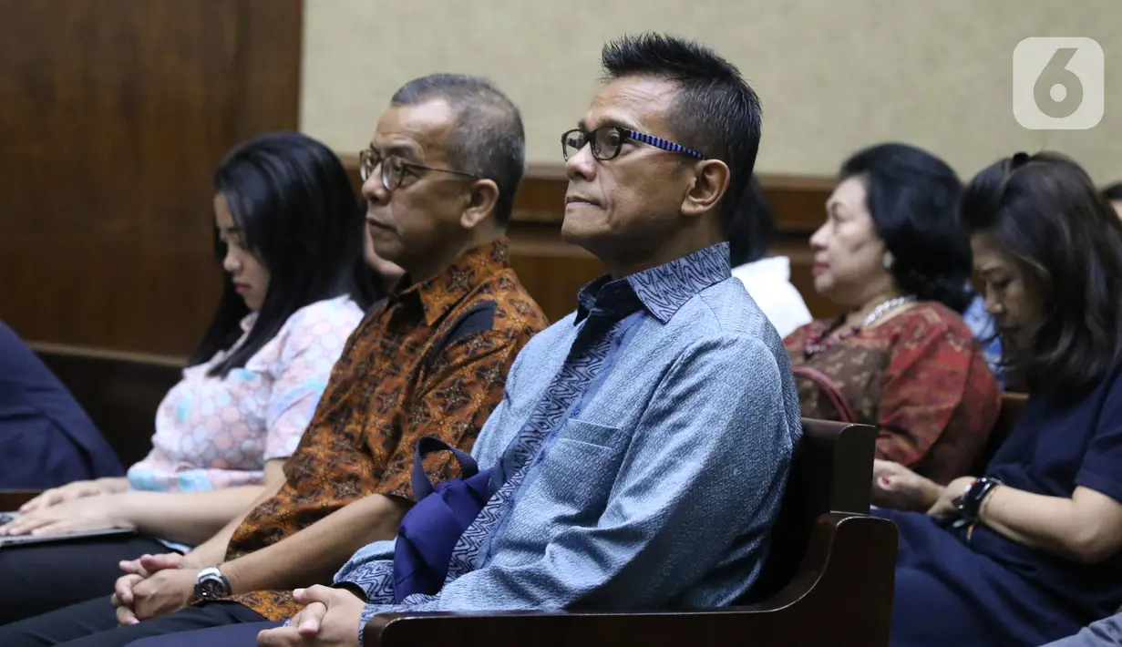 Mantan Direktur Utama PT Garuda Indonesia Emirsyah Satar dan pengusaha Soetikno Soedarjo saat menjalani sidang kasus suap pengadaan pesawat dan mesin pesawat di PT Garuda Indonesia  di Pengadilan Tipikor Jakarta, Kamis (30/1/2020). (Liputan6.com/Angga Yuniar)