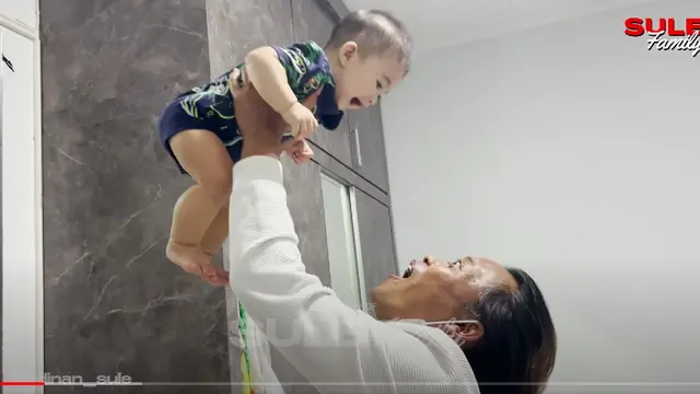 Sule baru-baru ini memperlihatkan momen pertemuan dengan putranya dari pernikahan dengan Nathalie Holscher, Baby Adzam. Momen ini bertempat di rumah Nathalie. (Foto: YouTube SULE FAMILY)