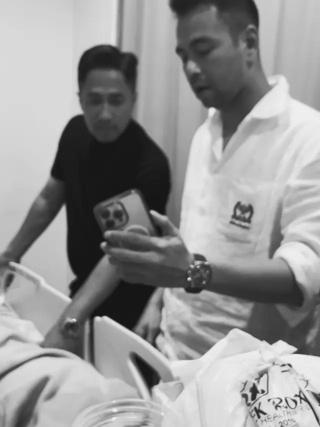 Potret Senyum Semringah Mendiang Mpok Alpa saat Dijenguk Dua Sahabatnya di Rumah Sakit, Raffi Ahmad: Kenanganmu Hidup Selamanya
