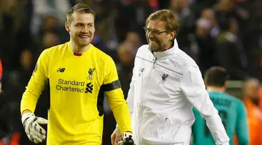 Pelatih Liverpool, Jurgen Klopp (kanan) bergembira dengan Kiper Simon Mignolet usai pertandingan melawan Bordeaux pada laga Liga Europa Grup B di Stadion Anfield, Inggris (27/11). Liverpool menang atas Bordeaux dengan skor 2-1. (Reuters/Andrew Yates)