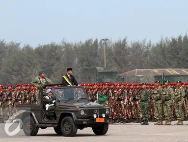 Sejumlah prajurit TNI berbaris pada gladi bersih peringatan Hari Ulang Tahun ke-70 Tentara Nasional Indonesia (TNI) di Dermaga Indah Kiat, Cilegon, Banten, (3/10/2015). (Liputan6.com/Immanuel Antonius)