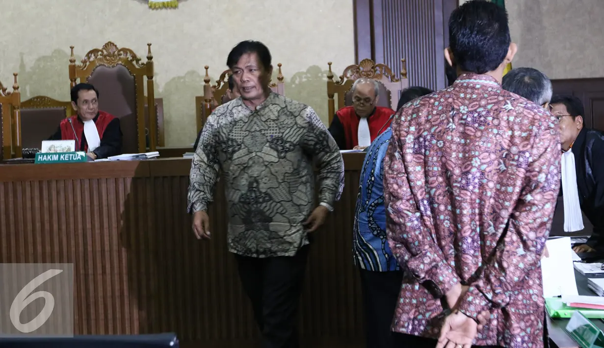 Tujuh terdakwa meninggalkan persidangan beragendakan Dakwaan di pengadilan Tipikor, Jakarta,  Rabu (26/10). Tujuh anggota DPRD Sumut ini merupakan tersangka penerima suap dari mantan Gubernur Sumut, Gatot Pujo Nugroho. (Liputan6.com/Helmi Affandi)
