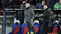 Gaya pelatih Manchester United, Jose Mourinho (kiri) memberikan arahan kepada pemainnya saat melawan Crystal Palace pada lanjutan Premier League di Selhurst Park, London, (5/3/2018). Manchester United menang 3-2. (AP/Tim Ireland)