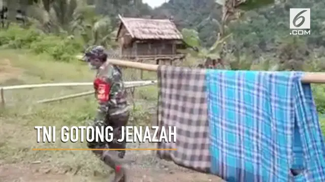 Beberapa anggota TNI dan warga rela menempuh jalanan terjal demi makamkan warga yang meninggal dunia.