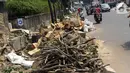 Pengendara melintas di depan sisa penebangan pohon yang masih terlihat di Kawasan Kemang, Jakarta, Sabtu (9/11/2019). Sejumlah pohon akan direvitalisasi dan ditebang karena beberapa alasan salah satunya, posisinya dianggap merusak saluran. (Liputan6.com/Helmi Fithriansyah)