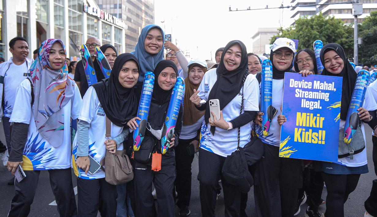 Para peserta yang hadir dalam acara fun walk dalam rangka peringatan Hari Kekayaan Intelektual Sedunia 2026 yang berlangsung di Sarinah, Jakarta Pusat pada Minggu (26/4/2026). (Bola.com/Abdul Aziz)