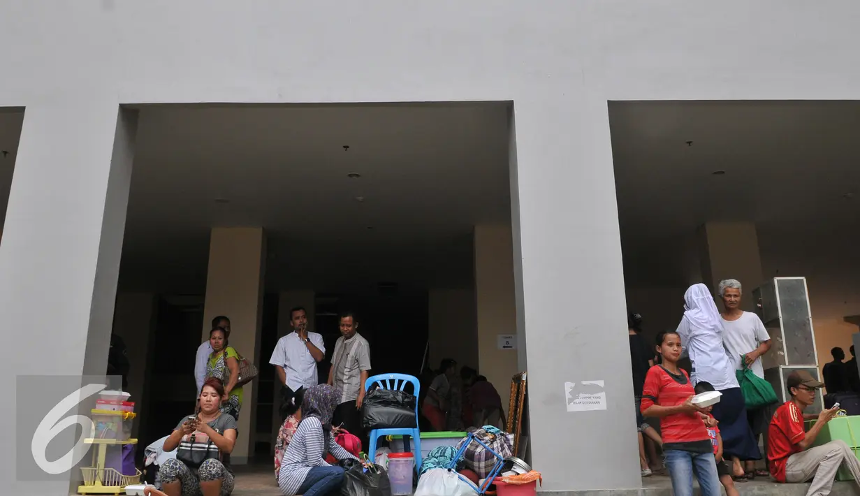 Suasana pindahan warga Kampung Pulo ke ke Rusunawa Jatinegara Barat, Jakarta, Jumat (21/8/2015). Dari 429 warga yang telah mengikuti undian unit hunian, baru 238 warga Kampung Pulo yang telah mengambil kunci. (Liputan6.com/Herman Zakharia)