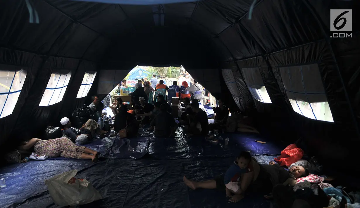 Warga korban kebakaran beristirahat di tenda sementara di Jalan Kebon Sayur, Bidara Cina, Jakarta, Minggu (27/5). Akibat musibah ini sejumlah warga luka-luka dan sekitar 220 jiwa kehilangan tempat tinggal. (Merdeka.com/Iqbal S Nugroho)