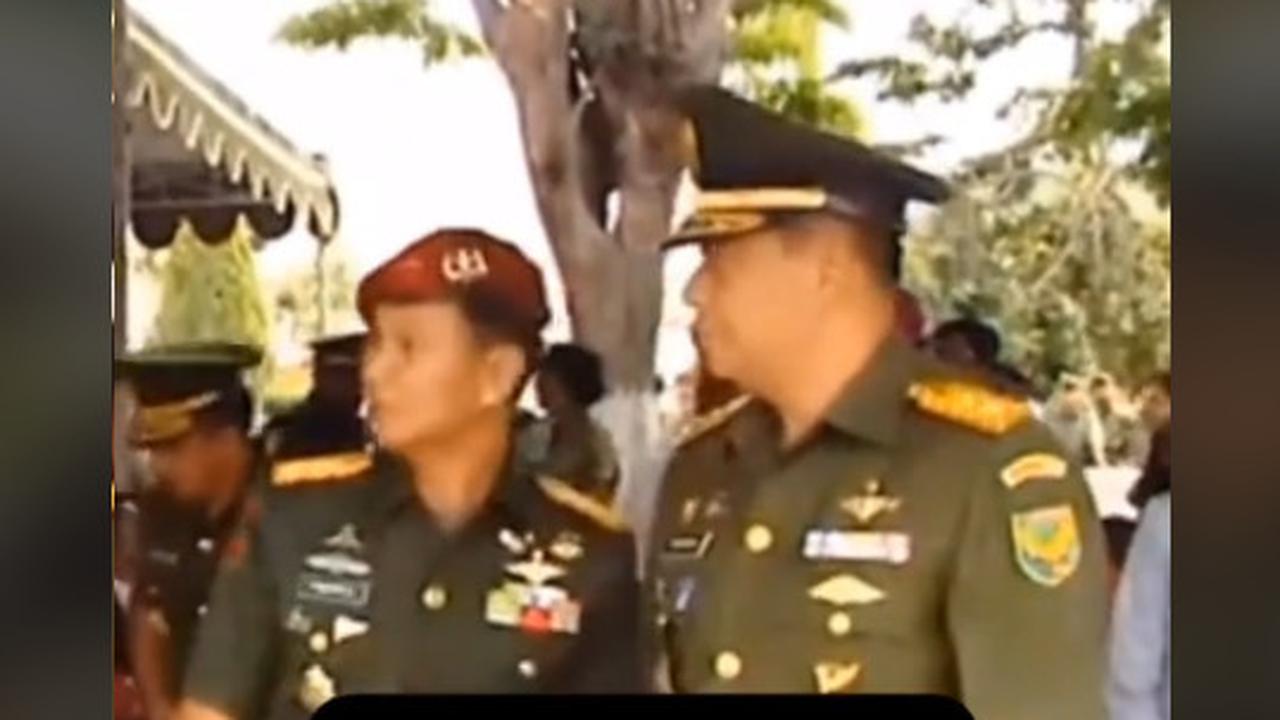 Momen Lawas Prabowo & SBY Ngobrol Serius, Sama-Sama Berseragam Jenderal TNI Bintang 2 & Pegang Tongkat Komando