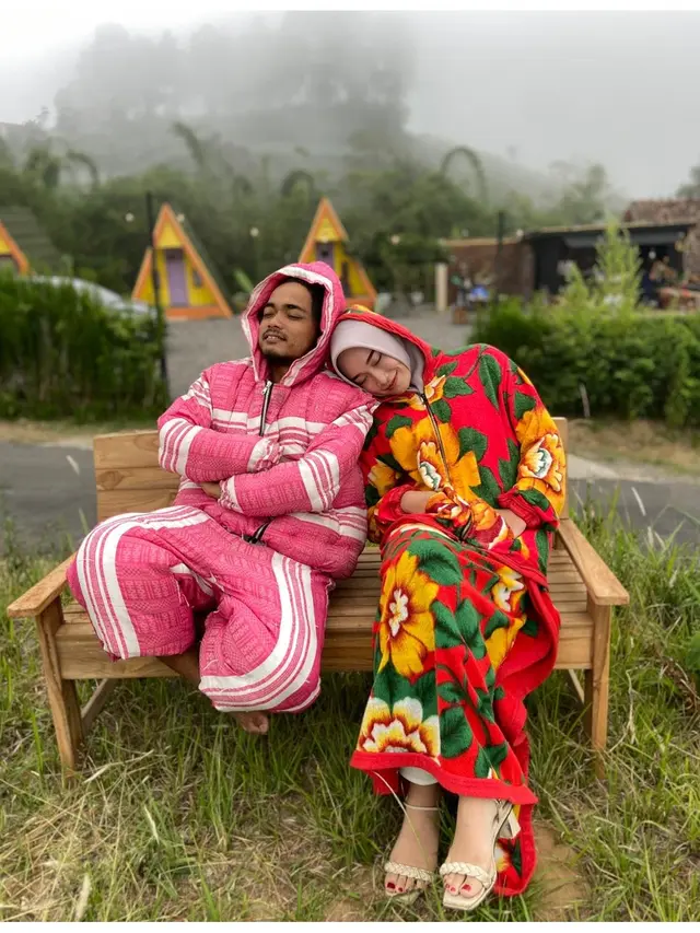 6 Outfit Lebaran Couple Ala Khoirul Anam Ini Nyeleneh, Bahan Karung hingga Handuk