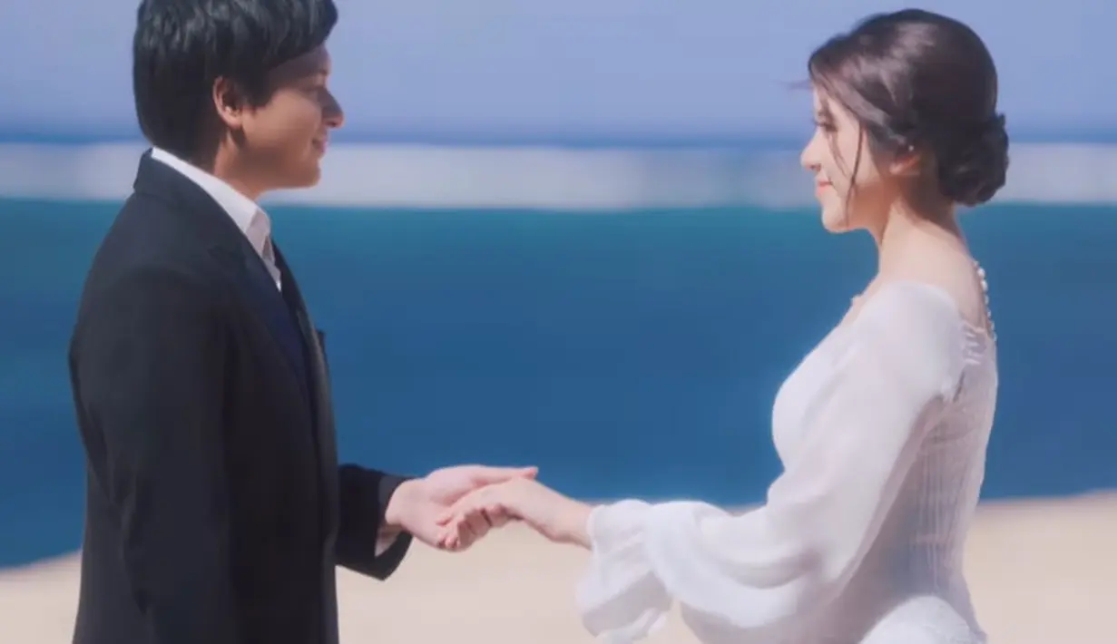 Rambutnya ditata dengan gaya updo modern yang bikin Tiara terlihat begitu anggun [@tiaraandini]