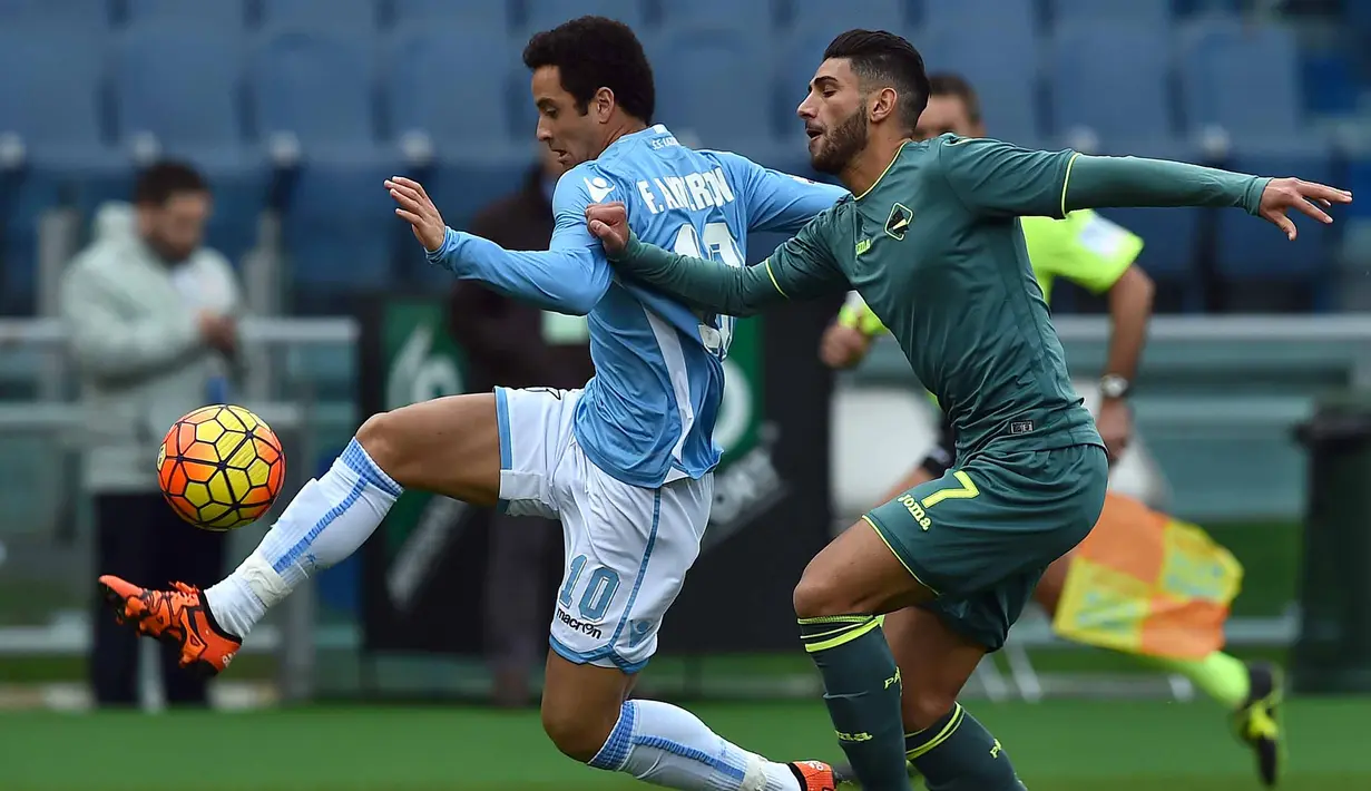 Pemain Lazio Felipe Anderson (kiri) berebut bola dengan pemain Palermo Achraf Lazaar pada lanjutan liga Serie A  Italia di Stadion Olimpiade, Roma, MInggu (22/11/2015). (AFP Photo/Gabriel Bouys)