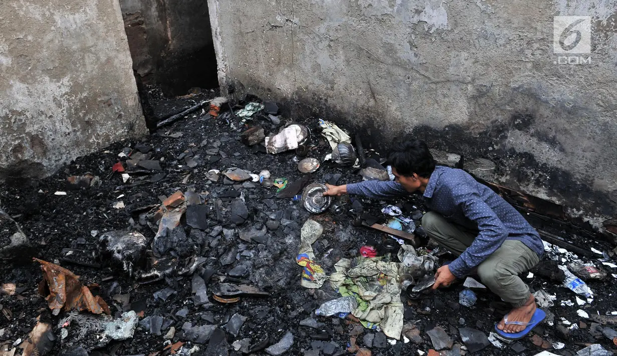 Warga mencari sisa barang di antara puing bangunan rumah yang hangus akibat kebakaran di Tambora, Jakarta, Kamis (10/1). Kebakaran melanda kawasan tersebut pada 3 Januari lalu. (Merdeka.com/Iqbal Nugroho)