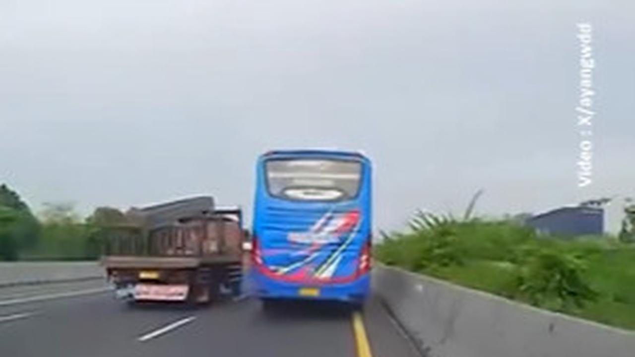 Detik-Detik Mengerikan Bus Po Jaya Utama Potong Jalur lalu Serempet Mobil di Tol & Kabur