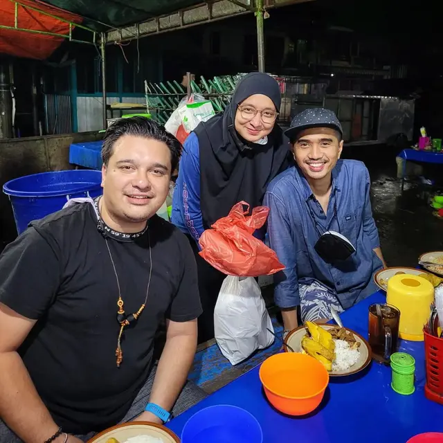 6 Potret Keseharian Istri Duta Sheila On 7, Penampilannya Sederhana Pakai Daster