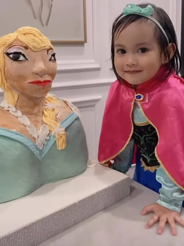 Fitri Tropica memberikan ugly cake untuk anak pertama