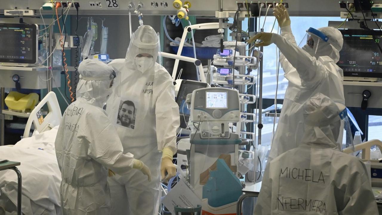 FOTO: Yakinkan Pasien COVID-19, Petugas Medis Italia Tempel Gambar Wajah di APD