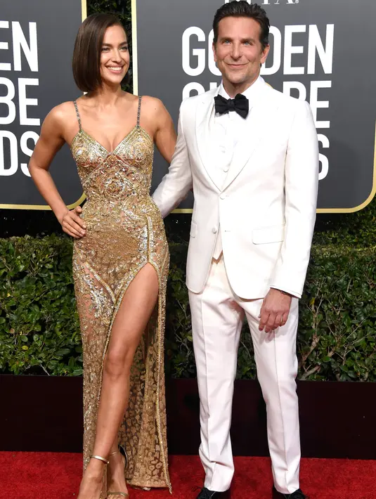 Model Rusia, Irina Shayk dan aktor Bradley Cooper tersenyum di karpet merah Golden Globe Awards ke-76 di Beverly Hills, California (6/1). (Frazer Harrison/Getty Images/AFP)