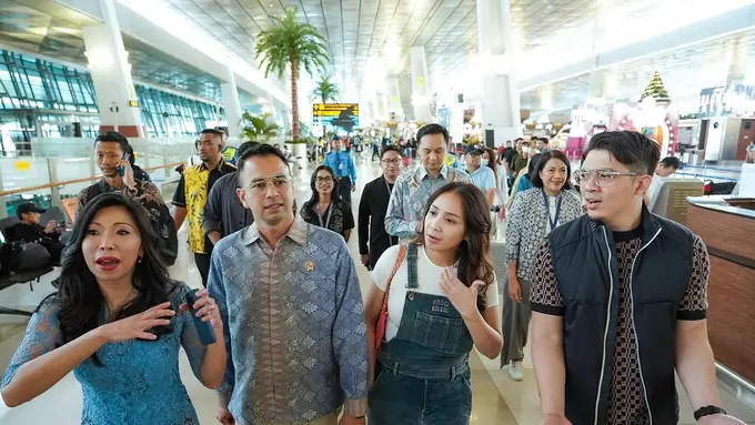 Disebut Saltum, Nagita Slavina Kenakan Overall Pants Rp43 Jutaan Saat Dampingi Raffi Ahmad Melihat Terminal 3 Bandara Soetta