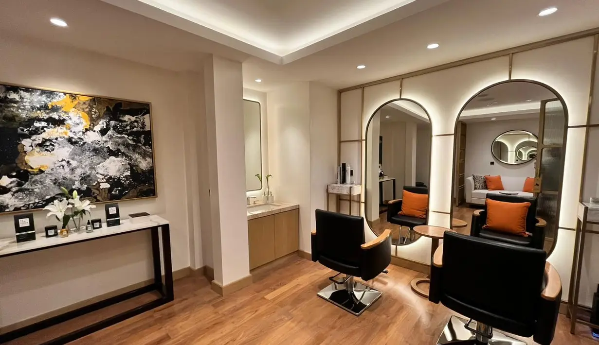 Akhiri ritual self love dengan memberikan perawatan maksimal pada area rambut dan jari-jemari. Kita dapat memilih dari Dream Hair Ritual, Anti Dandruff Therapy, Scalp and Hair Loss Therapy, Shelliac Manicure and Pedicure, dan masih banyak opsi lainnya. Bagaimana, lengkap bukan? Dijamin, stres akan berkurang dan penampilan tubuh akan terlihat kembali prima.  / Foto: Adinda Tri Wardhani - Fimela.com.