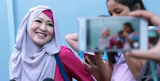 Beredar kabar rumah tangga Okie Agustina sedang bermasalah. Kabar yang beredar itu langsung dibantah oleh istri dari pesepak bola Gunawan Dwi Cahyo. Ia lantas menjelaskan awal mula berita itu muncul. (Deki Prayoga/Bintang.com)