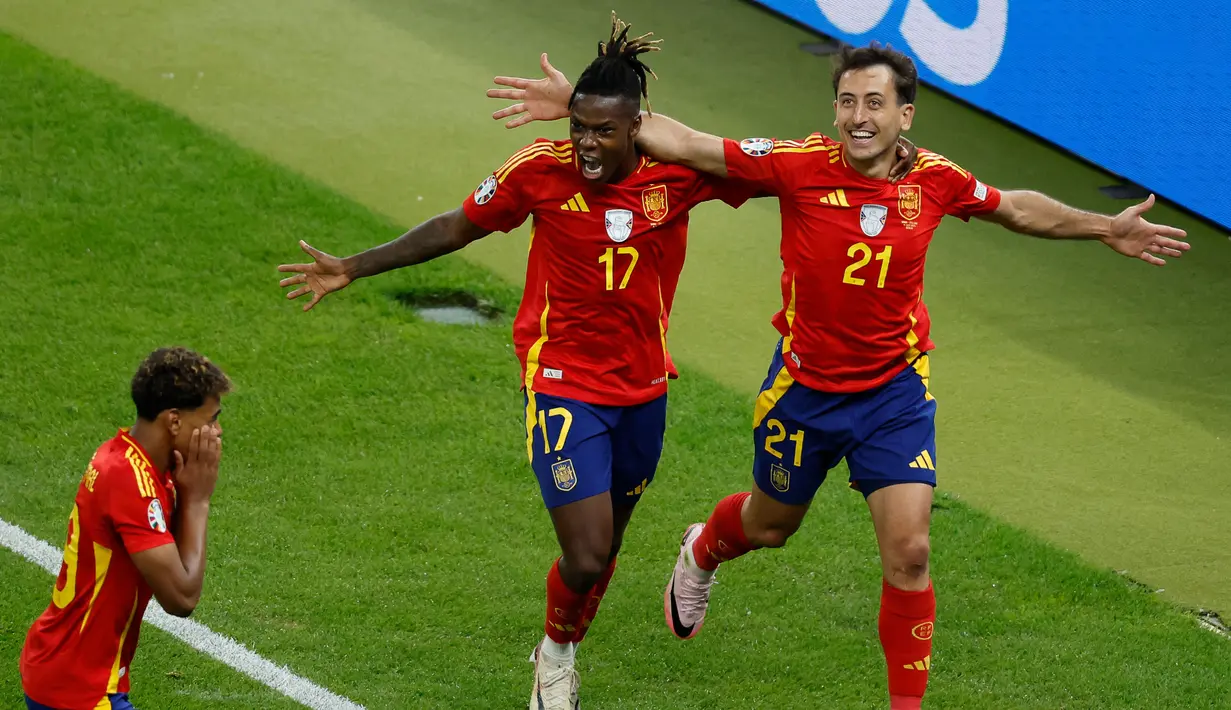 Inggris sempat menyamakan kedudukan lewat gol Cole Palmer pada menit ke-73, namun aksi Mikel Oyarzabal (kanan) memastikan kemenangan Spanyol lewat golnya di menit ke-86. (Odd ANDERSEN/AFP)
