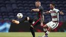 Pemain Portugal, Joao Moutinho, berebut bola dengan pemain Kroasia, Ante Rebic, pada laga UEFA Nations League di Stadion Dragao, Minggu (6/9/2020). Portugal menang dengan skor 4-1. (AP/Miguel Angelo Pereira)