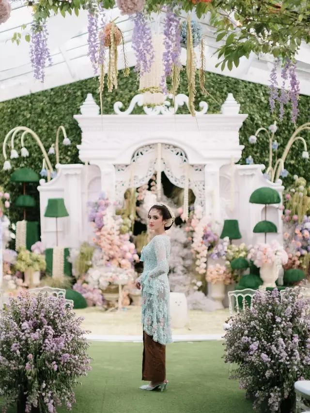 Bak Putri Bridgerton, Kebaya Siraman Syifa Hadju Hadirkan Detail Pita Manis yang Elegan