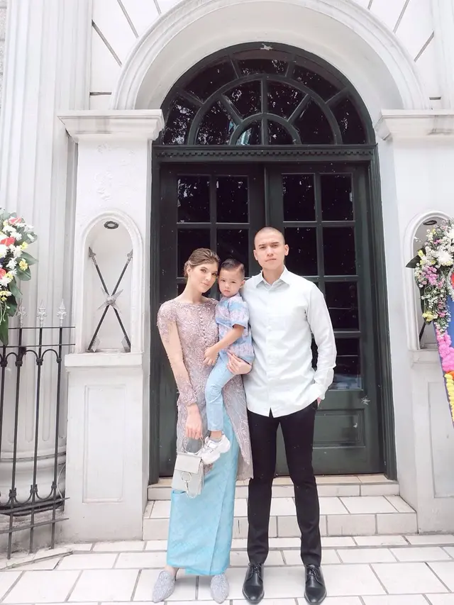Pesona Istri Bule 5 Selebriti saat Pakai Kebaya, Tampil Menawan