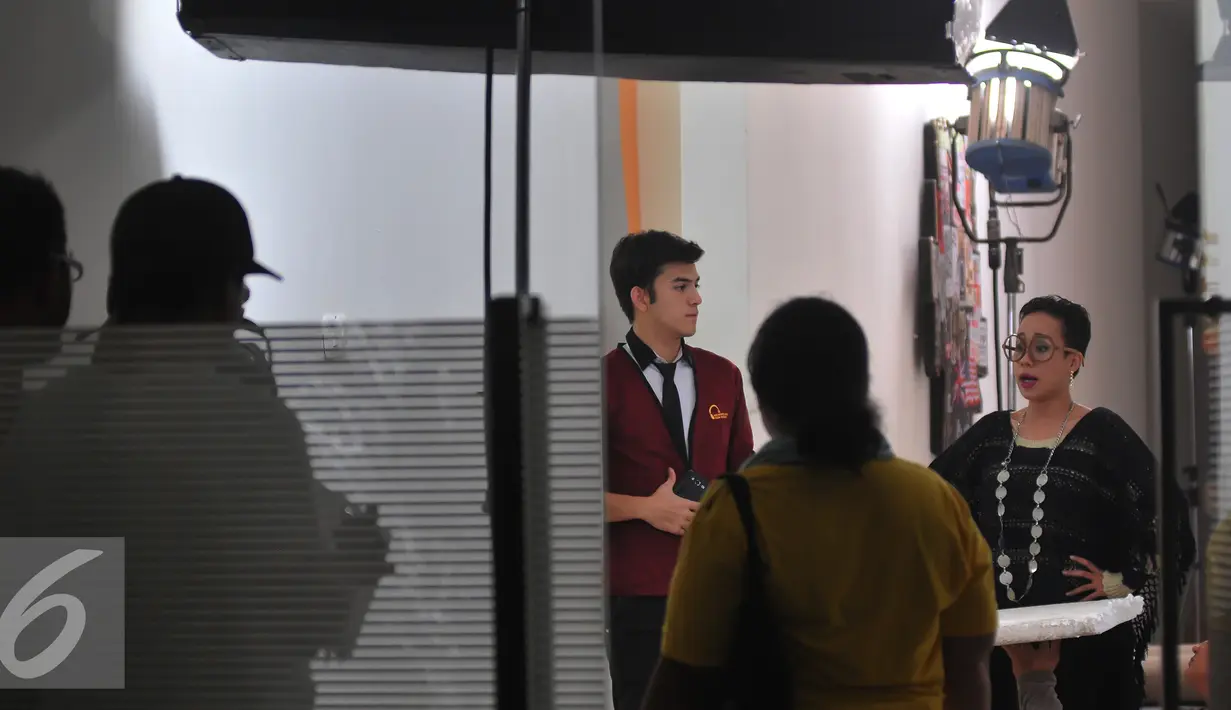 Pemain sinetron High School Love Story Rizky Nazar (kiri) sedang beradu akting dengan TJ di lokasi syuting Studio MD, jakarta, Kamis (20/8/2015). Sinetron HSLS sudah tayang sejak 10 Agustus 2015 lalu di SCTV. (Liputan6.com/Herman Zakharia)