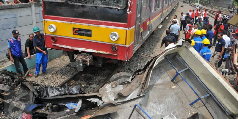 20151206-Metromini Ditabrak Kereta-Jakarta-Gempur M Surya