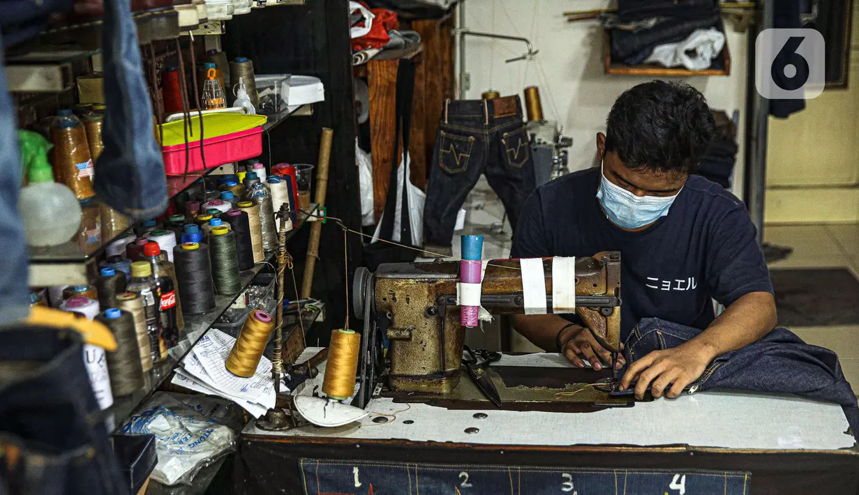 Penjahit menjahit bahan di Nyoel Jeans co, Jakarta, Jumat (22/10/2021). Harga kapas acuan dunia berhasil melesat hingga level tertingginya dalam satu dekade terakhir karena beberapa faktor yang mempengaruhinya. (Liputan6.com/Faizal Fanani)