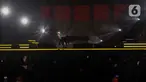 Musisi David Foster tampil saat konser bertajuk Hitman Returns di Indonesia Convention Exhibition (ICE) BSD, Kabupaten Tangerang, Banten, Sabtu (15/6/2024). (Liputan6.com/Herman Zakharia)