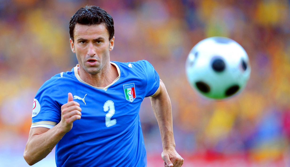 Christian Panucci. Bek kanan Timnas Italia ini berusia 35 tahun, 2 bulan dan 10 hari saat bermain di laga perempatfinal Euro 2008 menghadapi Spanyol, 22 Juni 2008. Pada Agustus 2010 ia pensiun dengan mencatat 57 caps bersama Timnas Italia dengan mencetak 4 gol. (AFP/Pierre-Philippe Marcou)