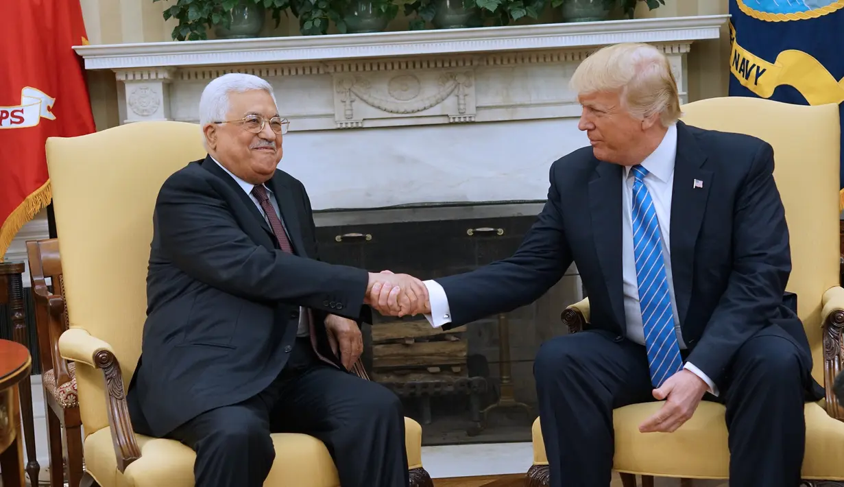 Presiden AS, Donald Trump berjabat tangan dengan Presiden Palestina, Mahmoud Abbas saat melakukan pertemuan di Gedung Putih, Washington, AS (3/5). (AFP Photo/Mandel Ngan)