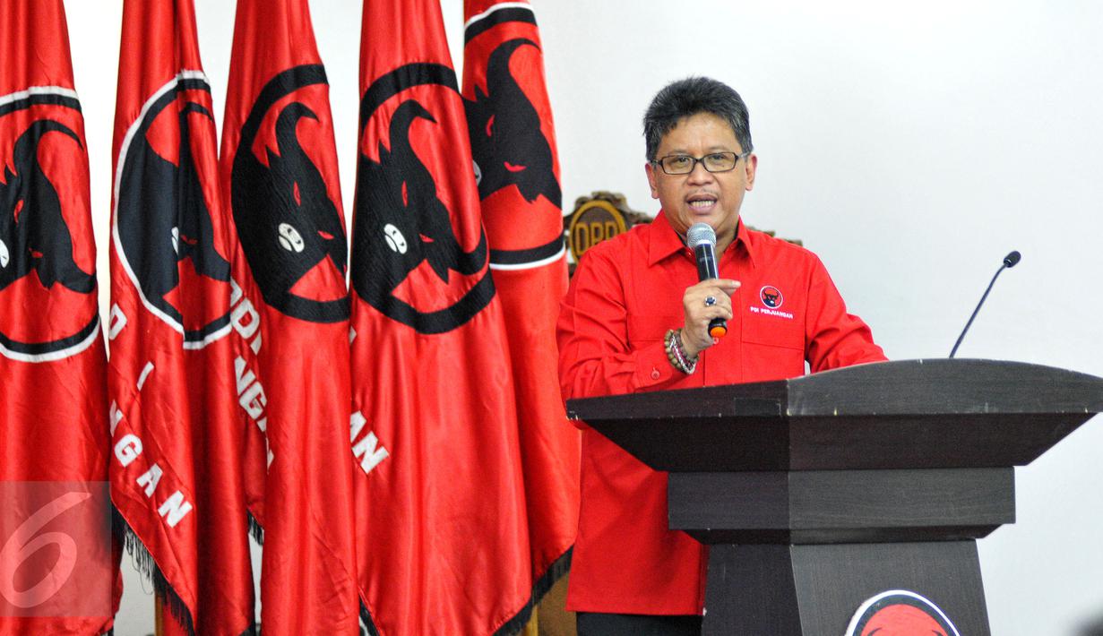 Sekjen PDIP Hasto Kristiyanto memberikan sambutan ketika pembukaan sekolah calon kepala daerah PDI Perjuangan di kantor DPP PDIP, Jakarta, Minggu (28/6/2015). (Liputan6.com/Yoppy Renato)